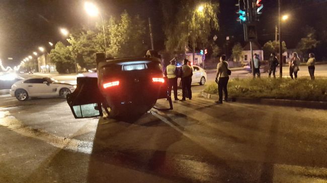 ДТП в Твери: после столкновения с автомобилем Chrysler перевернулся кроссовер