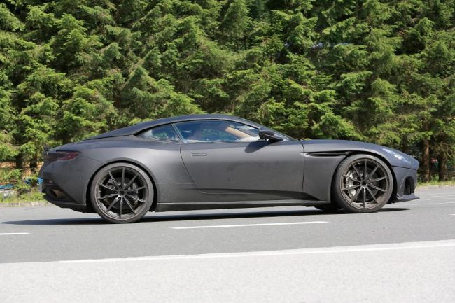 «Заряженное» купе Aston Martin DB11 S впервые заметили на тестах