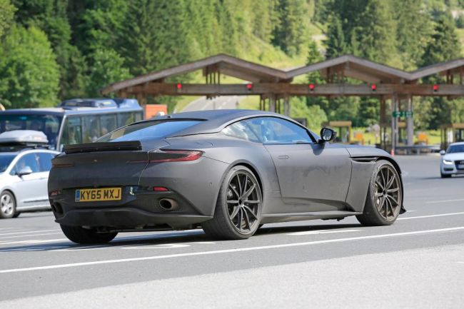 «Заряженное» купе Aston Martin DB11 S впервые заметили на тестах