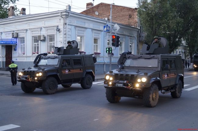 Воронежцы удивились военным броневикам на улице Ворошилова