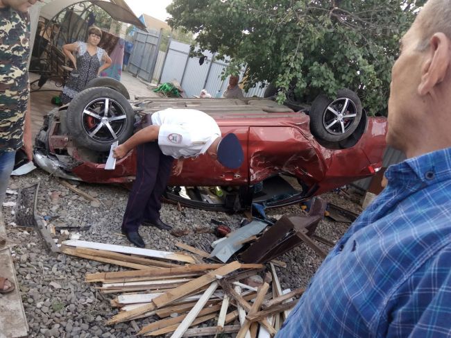 Астрахань: водитель проломил забор, перевернулся на крышу и повредил газопровод